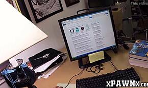 Я-я видел, как красивая девчонка трахает брокера на работе