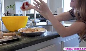 สาวผมแดงโดนปากควยลึกจากพี่เลี้ยงเพื่อนในเซสชั่นหนัก เมื่อคืนไปสุด!