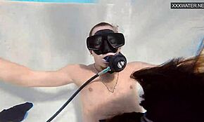 Sexe de groupe intense sous l'eau avec Eva Sasalka et son ex copine