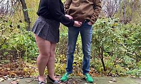 Hé, vois cette MILF ronde en jupe de jeune adulte qui me tient pendant que je pisse ?