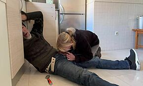 Kuuma vaimo imee putkimiehen keittiössä, nielee siemennesteen suuhun! Uskotko?