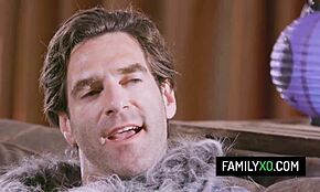 饥渴继父在万圣节操红发青少年18+继女 Madi Collins