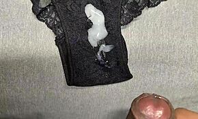 La naiba, am ejaculat pe chiloții de dantelă ai celei mai bune prietene