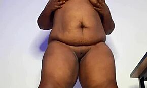 我好性欲高涨，看我用力喷水，Mara Exotic on Red!