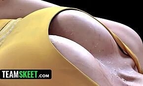 فتيات Teamskeet يعملن عرق صيفي مع أفعال شديدة