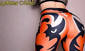 Sıkı Spandex Taytlı Pawg Büyük Kıçını Sallayıp Kaburgalı Dildo Sürecek