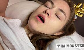 Papai Noel fode rena jovem e enche buceta apertada com porra quente