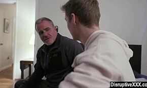 Jeune homme perd sa virginité avec l'ami du père en sodomie sans capote.