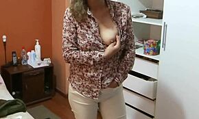 أنا متحمسة أشاهد هذه الكولومبية الناضجة تلمس نفسها بعد العمل، تتوسل شاب لاتيني 18+ ينيكها