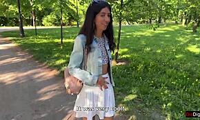 Vriendin krijgt orgasmes in het openbare park terwijl ik haar vibrator bedien