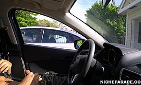 Ertappt diese kurzhaarige tätowierte Emo-Mädchen beim Schwanz-Anglotzen im Auto