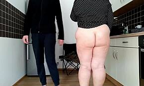 義母がキッチンでハードドギーパウンディング