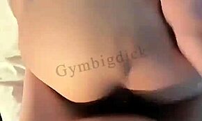 Azijski par tvinkova uživa u žestokom jebanju i sisanju u vrućoj teretani