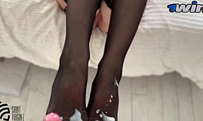 Het milf straffar och suger för sperma på fötterna