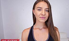 Frumoasa refugiată ucraineană Sissy Moore, vrea să pozeze în pantaloni yoga și să fie futută tare de agent la 60fps?