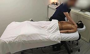 Sarah, jeune étudiante indienne, vit son premier massage sensuel aux USA