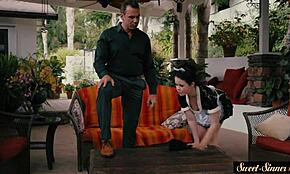 Sitna tinejdžerka 18+ 18+ kućna pomoćnica, hoćeš da te jebu žestoko napolju danas?