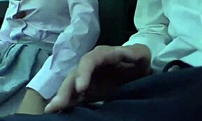 제복 입은 일본 미녀 손가락으로 만지작거리고 세게 빨아대네