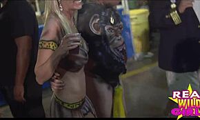 Voel me wild met sletterig straat flashen op Fantasy Fest