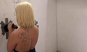 Cindy Lou Ambil Kote Hitam Besar di Gloryhole, Wah! 😲