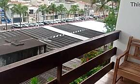 Oye, mira este blowbang de latina en el balcón a plena luz del día!