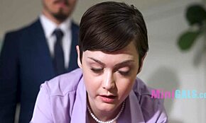 Малка секретарка съблазнява шефа с дребното си тяло в офиса