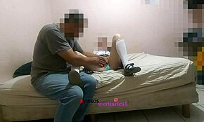 طالبة مكسيكية لطيفة تنيك جارها مقابل هدية، جو منزلي حقيقي