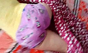 hei, panen viattomalle tytärpuolelleni kun hän lepää, sormet ja kyrpä hänen tiukkaan neitsyt reikäänsä