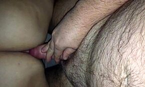 Russische rijpe vrouw schittert in intieme thuis video. Haar skills stralen in close-up.