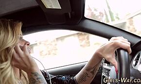 شقراء مثلية تستمتع بكس لذيذ في لحظة حميمة