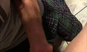 Busty Becky sprutar medan hon får sin fitta slickad i köket.