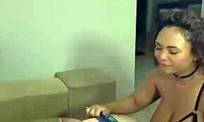 Po prostu bycie niegrzeczną małą 18+ zabawką dla tego dzikiego faceta dzisiaj