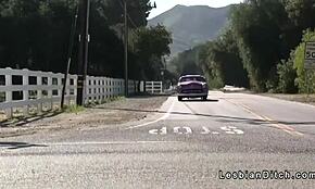 مراهقة مثلية 18+ تصبح مجنونة في الاحتكاك مع فتاة لطيفة في غرفة فندق