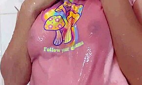 Meia-irmã jovem com bunda perfeita pega no chuveiro molhada