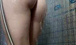 Sexy teenka 18+ si holí hladkou kundičku ve sprše zblízka. Chceš vidět, jak se stane tak bez chlupů? Zvědavý na její velký zadek?