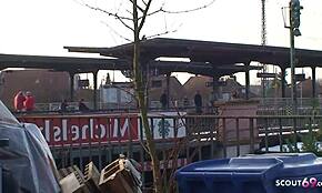 Rudowłosa dziwka pieprzy nieznajomego bez prezerwatywy na ulicy