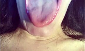 Şirin 18+ genç, kirli konuşmayla baştan çıkarıyor, güzel ağzında emmek istiyor muhteşem HD'de.