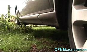 Ρε, δες αυτό το CFNM ερασιτέχνης τραβάει στο αυτοκίνητο! 🚗