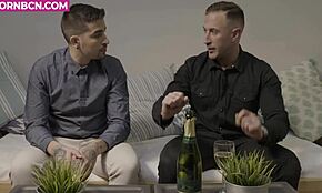 Komşu kız Kimber Lee koltukta yarrak emiyor