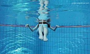 Hej! Pozri si túto malú 18+ tínedžerku 18+ Annu Netrebko pod vodou!