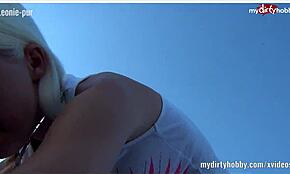 บลอนด์เยอรมันสมัครเล่นเล่นป่าด้วยของเล่นและเลียจนถึงจุดสุดยอด