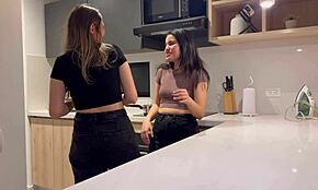 תכננו קפה, אבל בסוף טעמתי את הדבש הלטיני שלה.