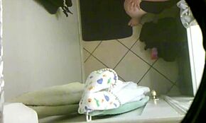 Skrivena kamera hvata prijateljevu ženu u privatnim trenucima