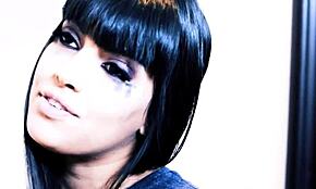 Atractiva madrastra tetona es lamida por joven 18+