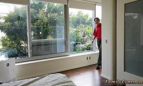 Garota de 18+ sozinha com dildo grande pela primeira vez, escondendo para foder em brincadeira selvagem