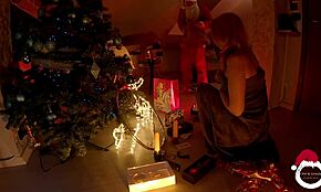 Jouluinen anaali osa 2 tippuvalla cosplay-dildolla ja kasvoille actionilla