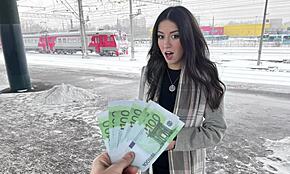 Public Agent - Lepotica jebe na vlaku za denar, tako vroče! 🚂