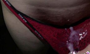 Pasangan nafsu kongkek di tempat awam dengan air mani di seluar dalam