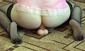 Brünette in Strümpfen dehnt saftigen Arsch mit großem Gummischwanz