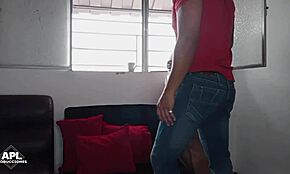 أحب تقبيل طيز زوجة أبي الكبيرة وهي تشرب قهوتها على الشرفة - الجزء 1!